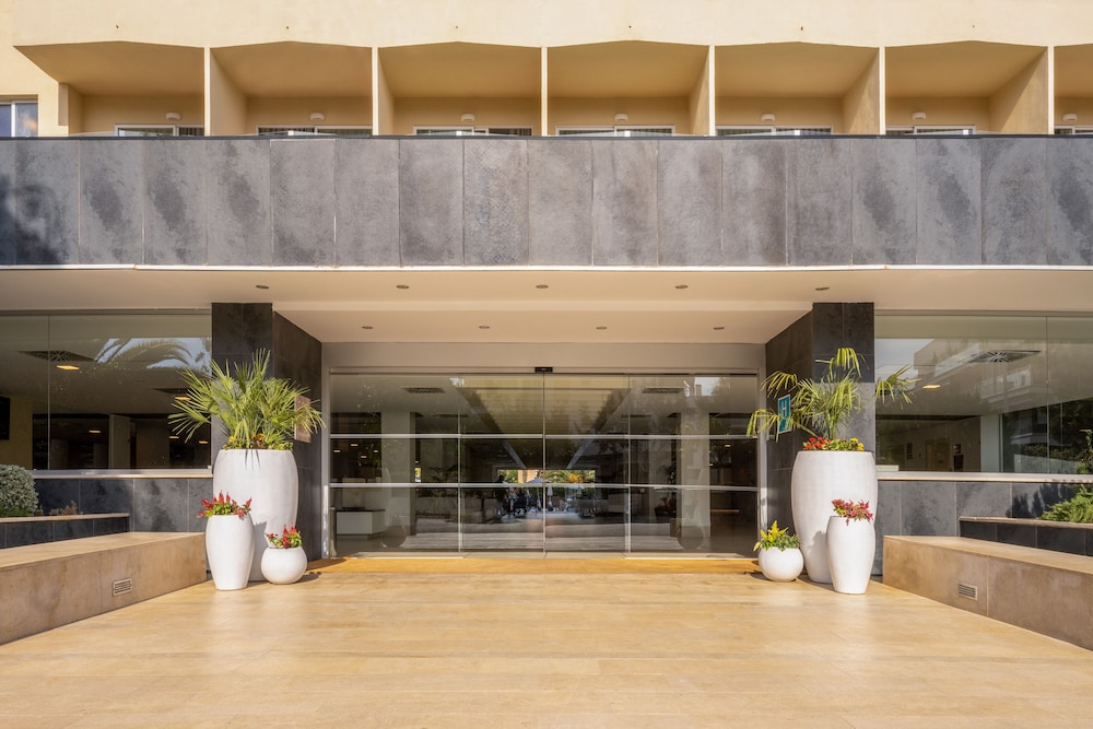 Sol Palmanova Mallorca — Hotel building in Palma Nova, Balearic Islands