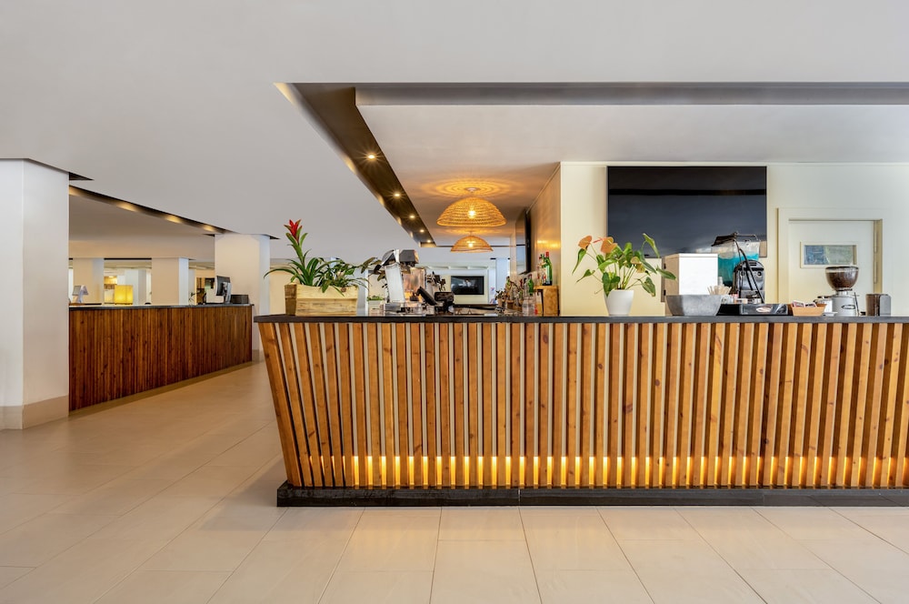 Sol Palmanova Mallorca — Restaurant & bars in Palma Nova, Balearic Islands