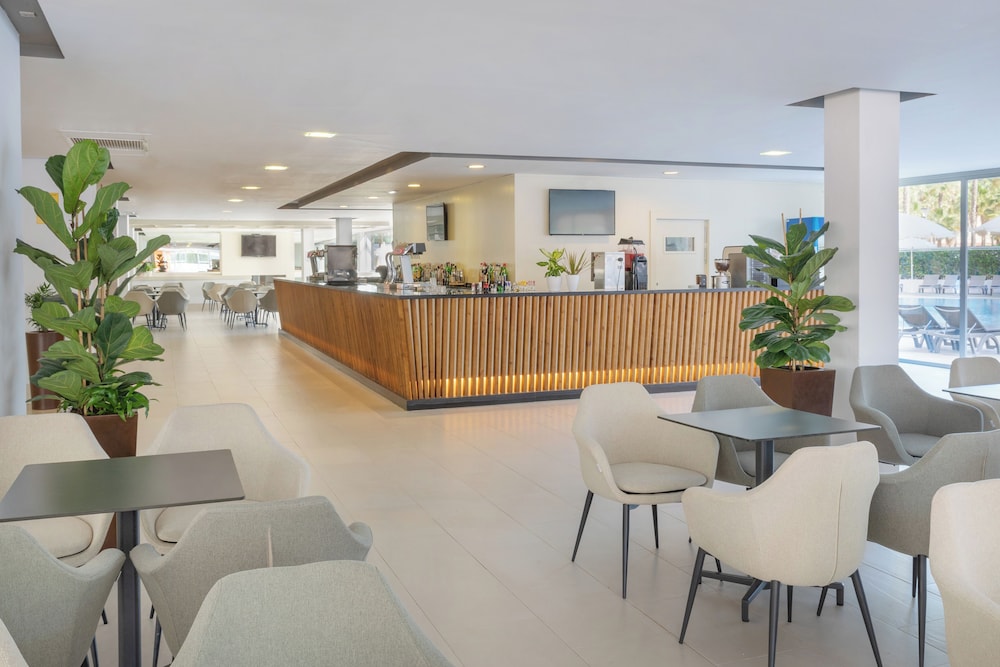 Sol Palmanova Mallorca — Restaurant & bars in Palma Nova, Balearic Islands