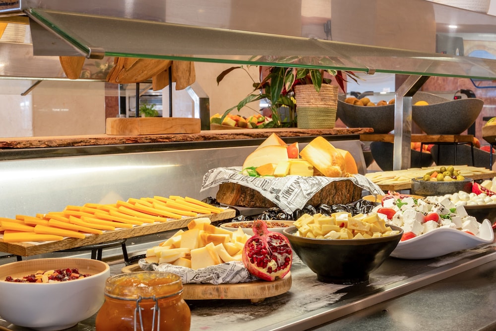Sol Palmanova Mallorca — Restaurant & bars in Palma Nova, Balearic Islands