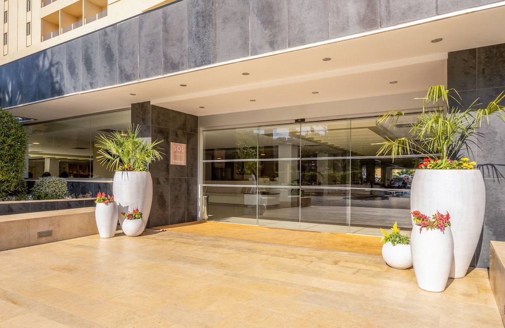 Sol Palmanova Mallorca — Hotel building in Palma Nova, Balearic Islands
