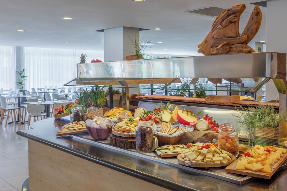 Sol Palmanova Mallorca — Restaurant & bars in Palma Nova, Balearic Islands