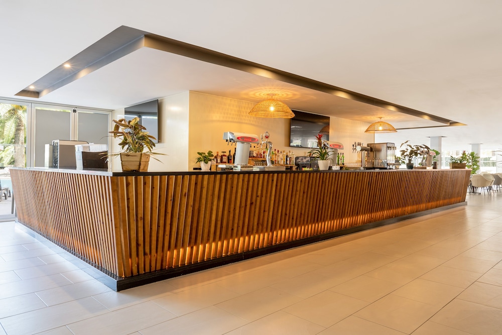 Sol Palmanova Mallorca — Restaurant & bars in Palma Nova, Balearic Islands