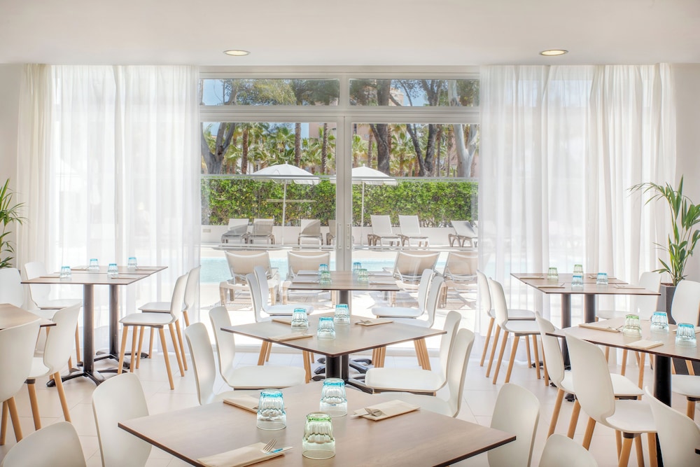 Sol Palmanova Mallorca — Restaurant & bars in Palma Nova, Balearic Islands