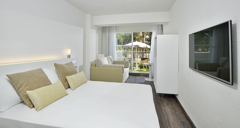 Sol Palmanova Mallorca — Hotel rooms in Palma Nova, Balearic Islands
