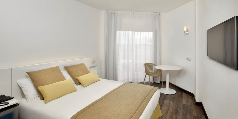 Sol Palmanova Mallorca — Hotel rooms in Palma Nova, Balearic Islands