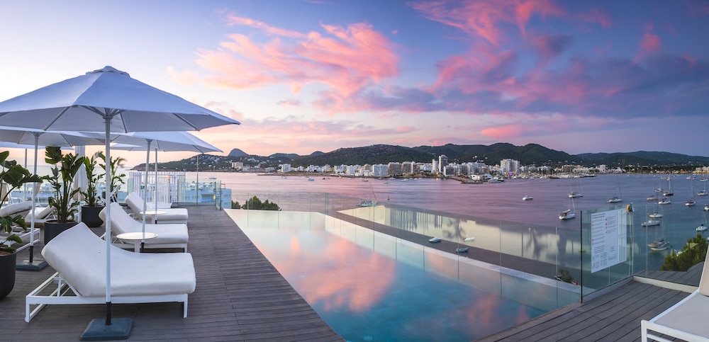 INNSiDE by Meliá Ibiza Beach — Swimming pool in San Antonio, Balearic Islands