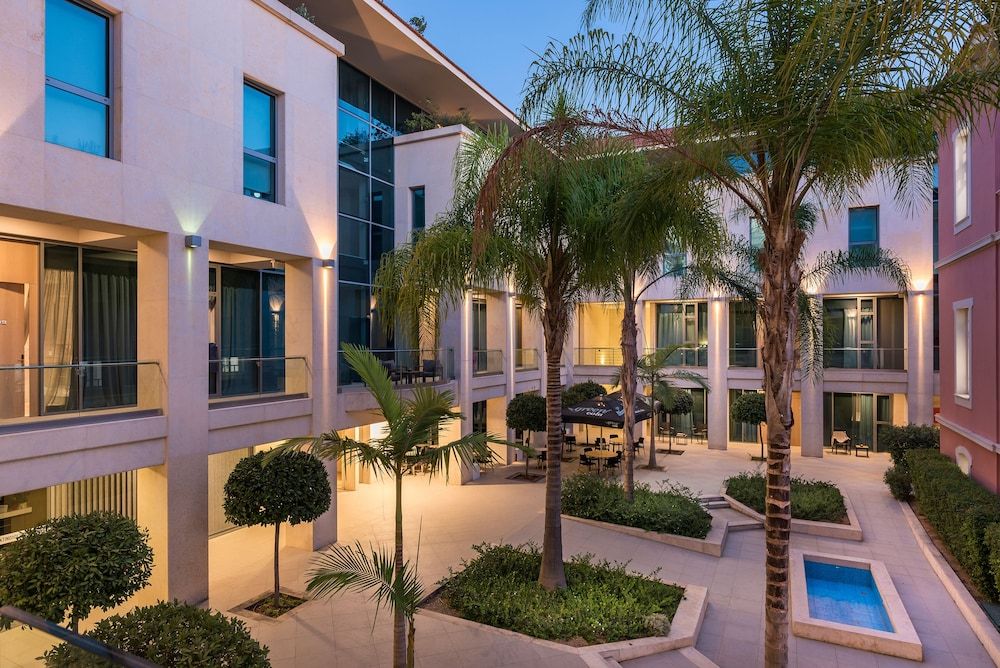 Trianon Luxury Apartments & Suites