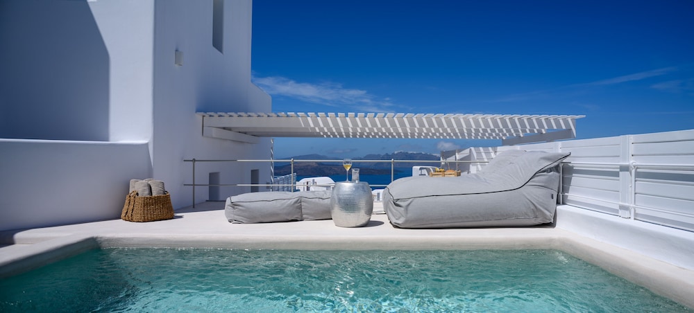 Cape 9 Suites & Villas — Swimming pool in Akrotiri, South Aegean