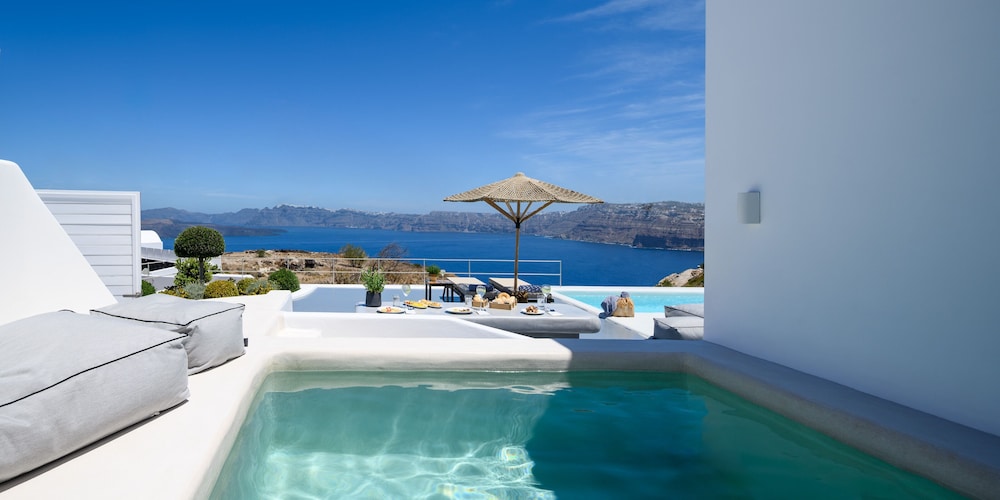 Cape 9 Suites & Villas — Swimming pool in Akrotiri, South Aegean