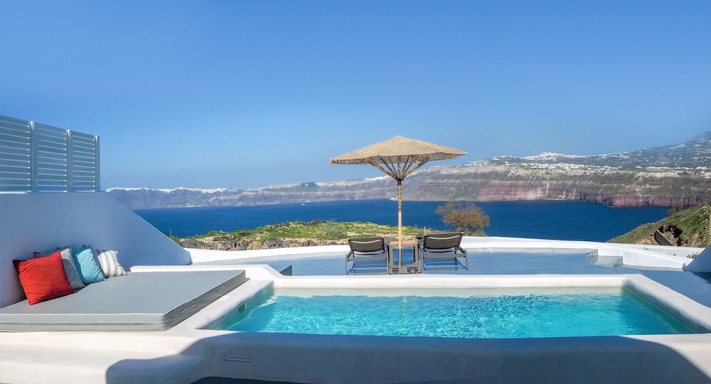 Cape 9 Suites & Villas — Swimming pool in Akrotiri, South Aegean