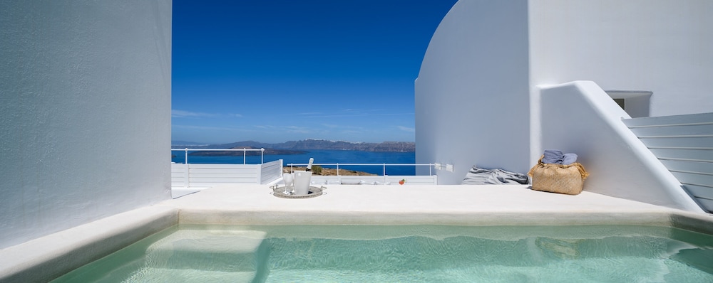 Cape 9 Suites & Villas — Swimming pool in Akrotiri, South Aegean
