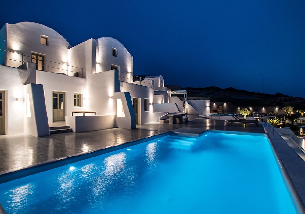 Cape 9 Suites & Villas — Swimming pool in Akrotiri, South Aegean