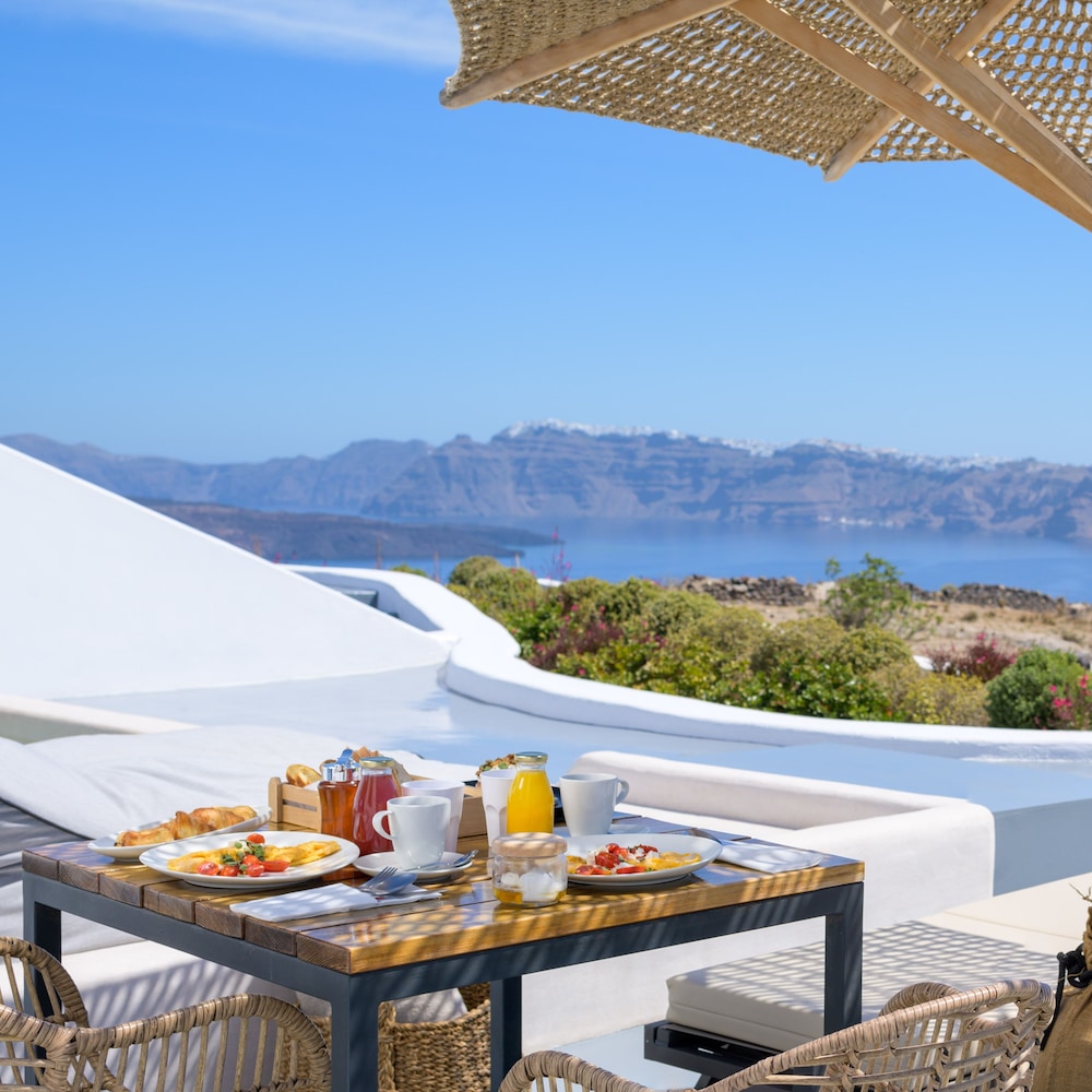 Cape 9 Suites & Villas — Restaurant & bars in Akrotiri, South Aegean