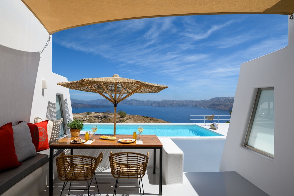 Cape 9 Suites & Villas — Swimming pool in Akrotiri, South Aegean