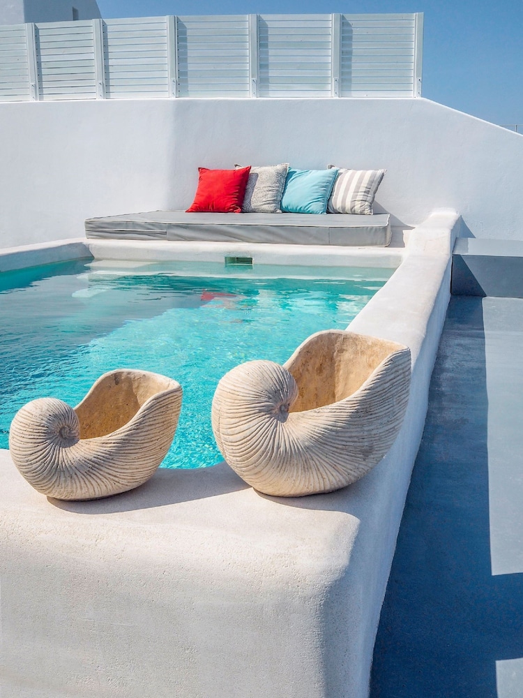 Cape 9 Suites & Villas — Swimming pool in Akrotiri, South Aegean