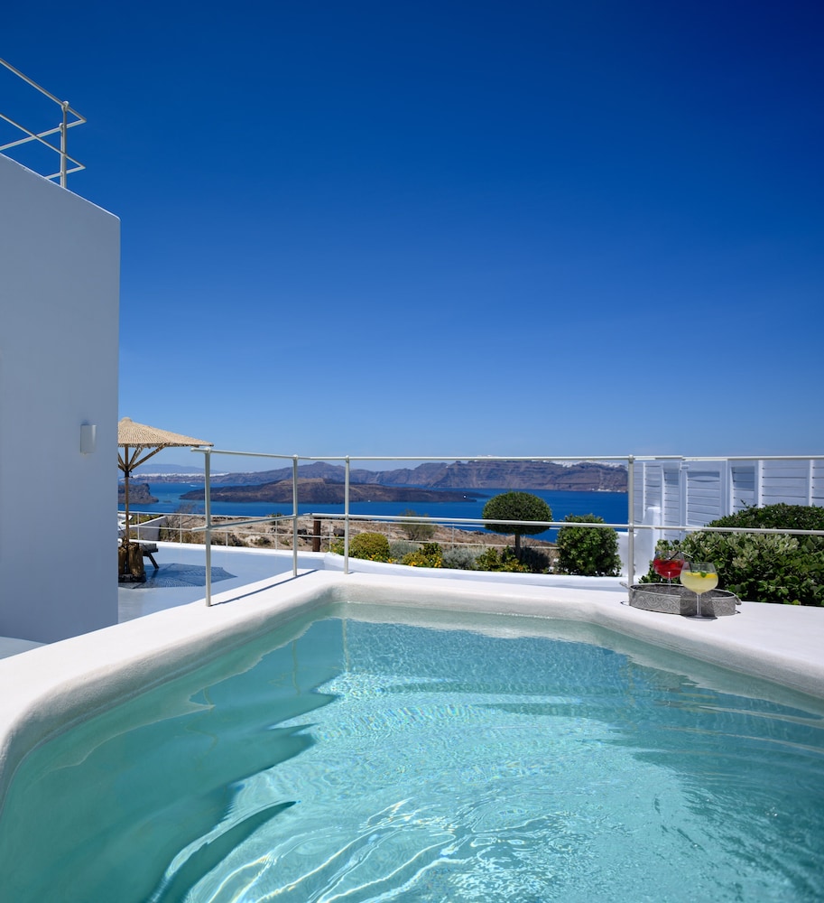 Cape 9 Suites & Villas — Swimming pool in Akrotiri, South Aegean