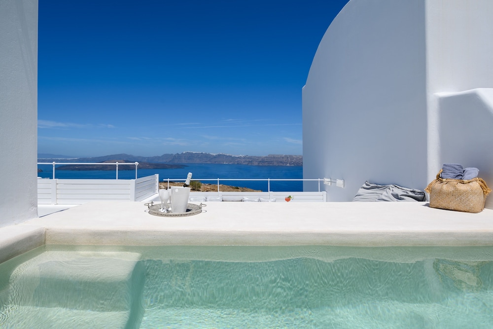 Cape 9 Suites & Villas — Swimming pool in Akrotiri, South Aegean