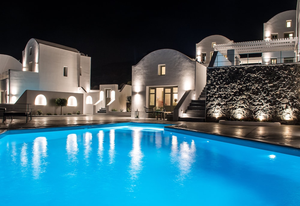 Cape 9 Suites & Villas — Swimming pool in Akrotiri, South Aegean