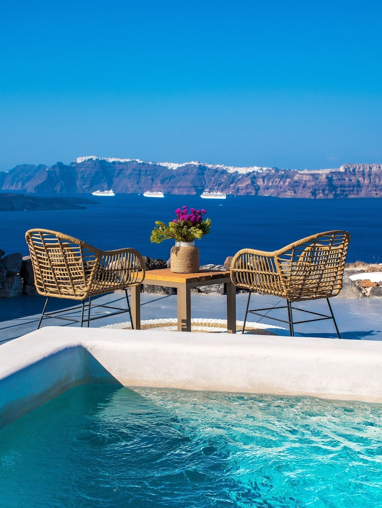 Cape 9 Suites & Villas — Swimming pool in Akrotiri, South Aegean
