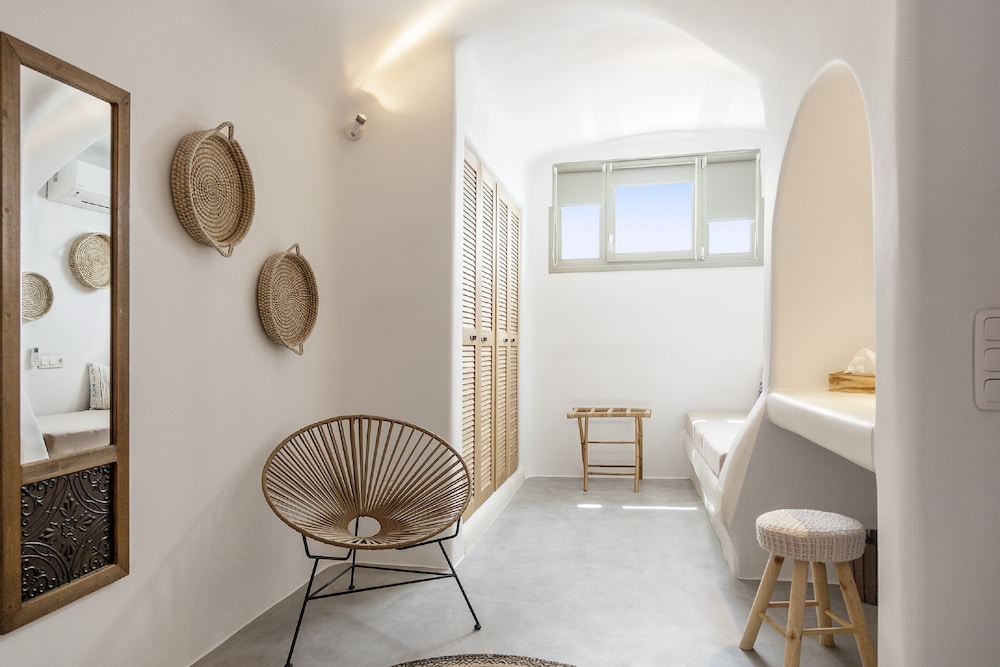 Cape 9 Suites & Villas — Hotel rooms in Akrotiri, South Aegean