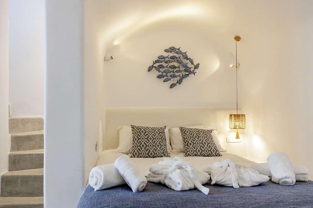 Cape 9 Suites & Villas — Hotel rooms in Akrotiri, South Aegean