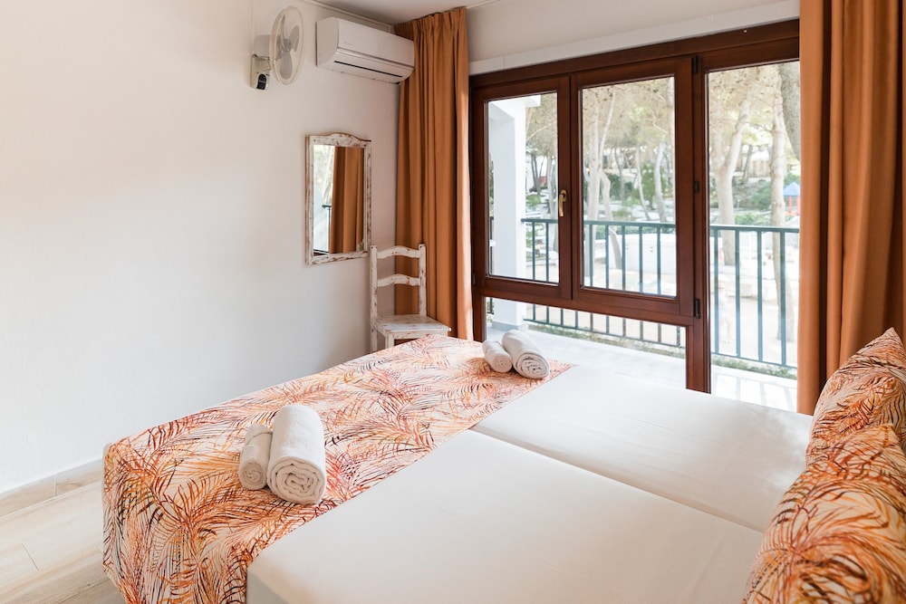 Aparthotel Sol Parc — Hotel rooms in Son Parc, Balearic Islands