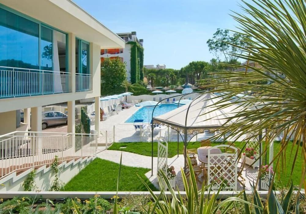 Hotel Bolivar — Swimming pool in Jesolo, Veneto
