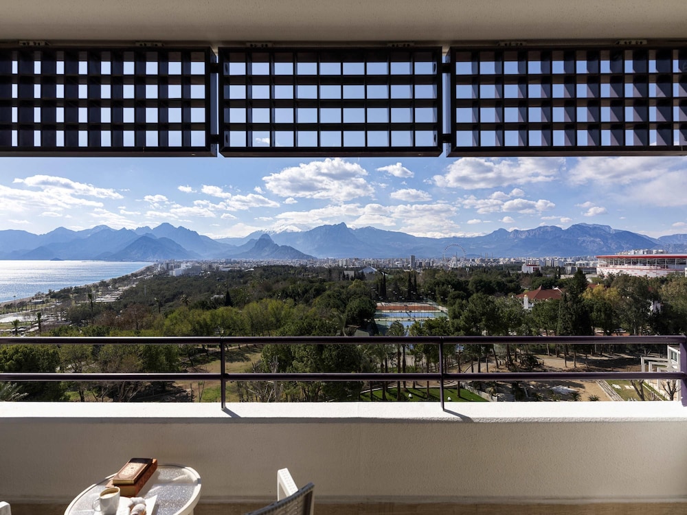 Rixos Downtown Antalya All Inclusive - The Land of Legends Access — Hotel rooms in Antalya