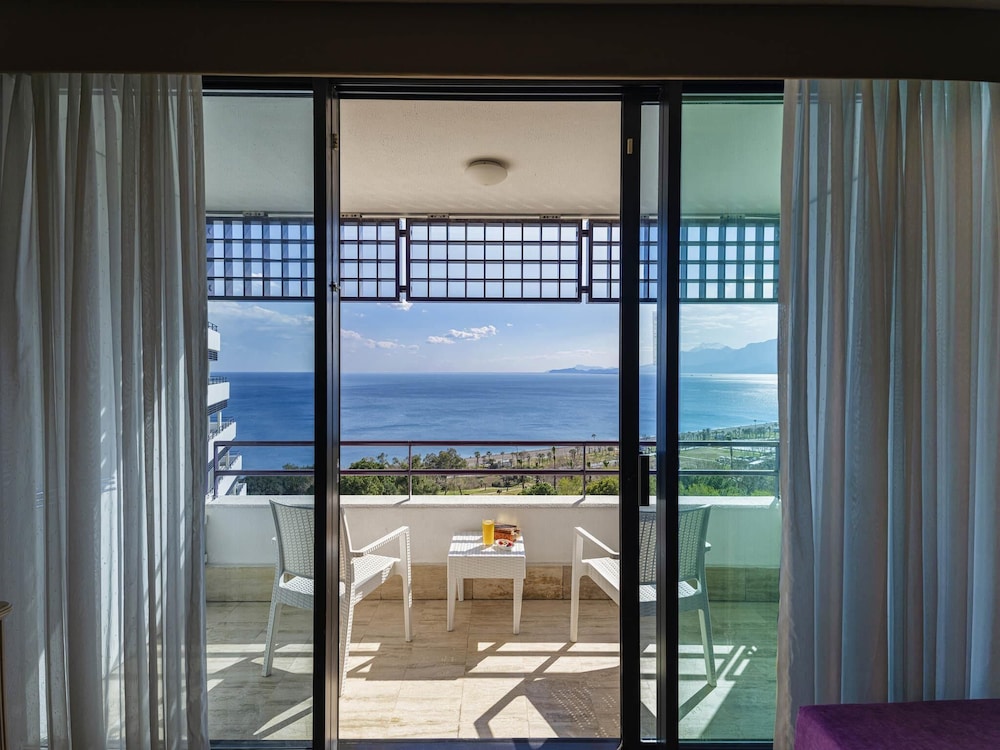 Rixos Downtown Antalya All Inclusive - The Land of Legends Access — Hotel rooms in Antalya