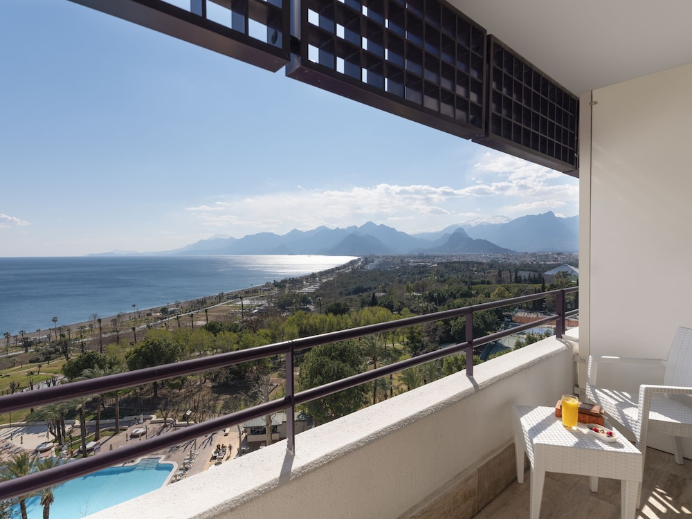 Rixos Downtown Antalya All Inclusive - The Land of Legends Access — Hotel rooms in Antalya