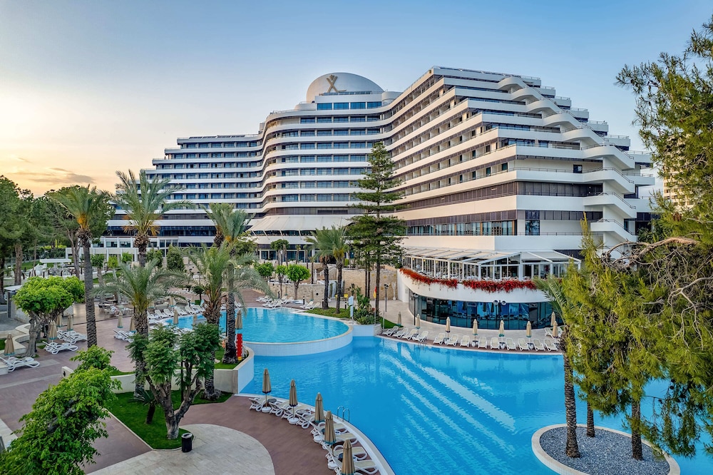 Rixos Downtown Antalya All Inclusive - The Land of Legends Access — Hotel building in Antalya