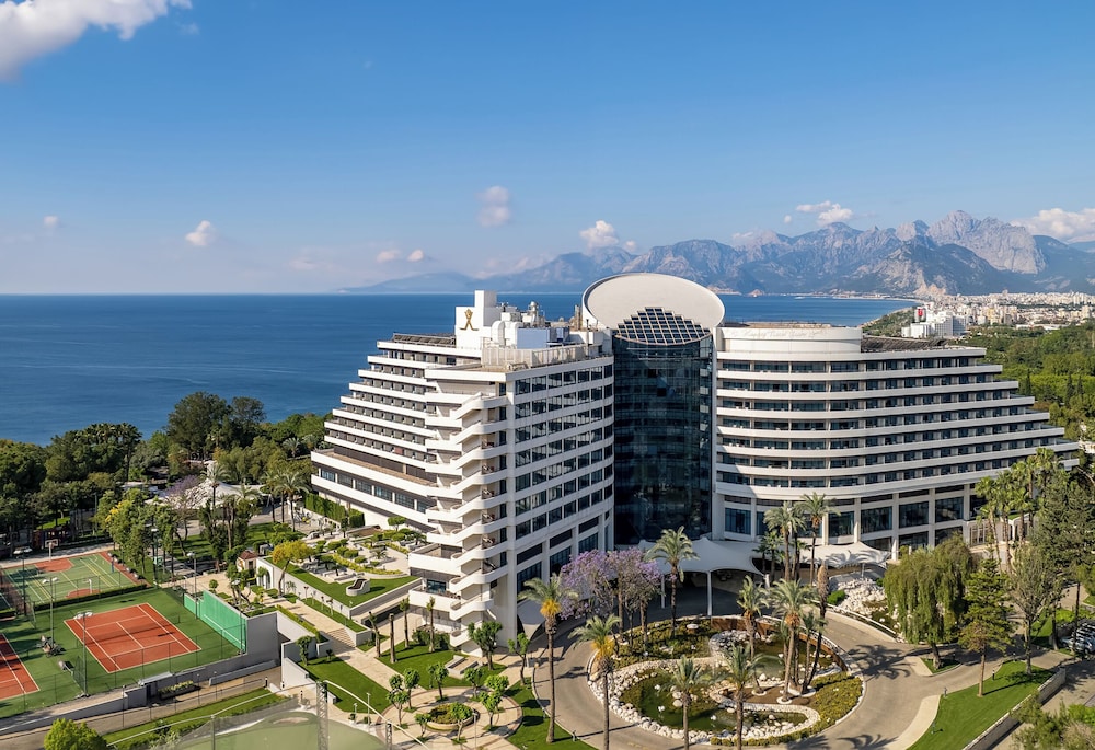 Rixos Downtown Antalya All Inclusive - The Land of Legends Access — Hotel building in Antalya