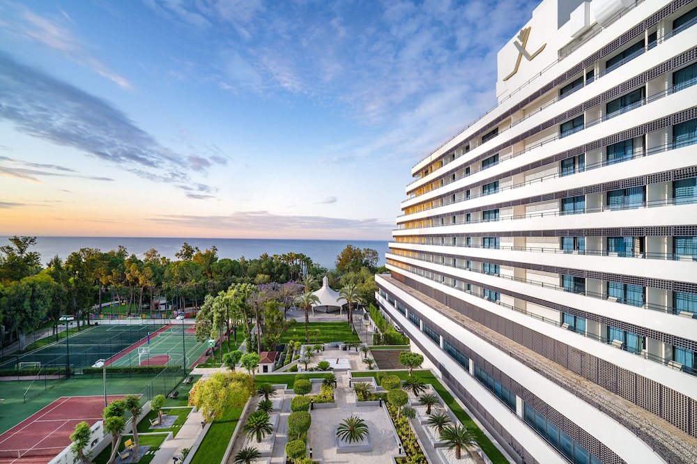 Rixos Downtown Antalya All Inclusive - The Land of Legends Access — Hotel building in Antalya