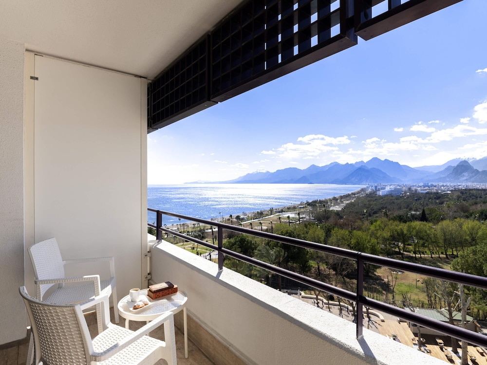 Rixos Downtown Antalya All Inclusive - The Land of Legends Access — Hotel rooms in Antalya