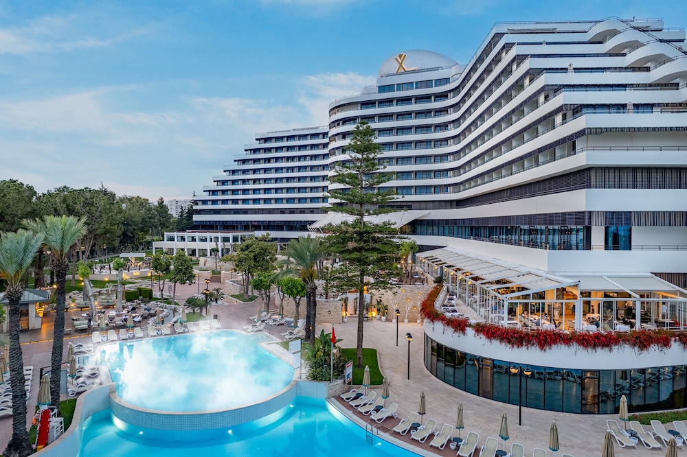 Rixos Downtown Antalya All Inclusive - The Land of Legends Access — Hotel building in Antalya