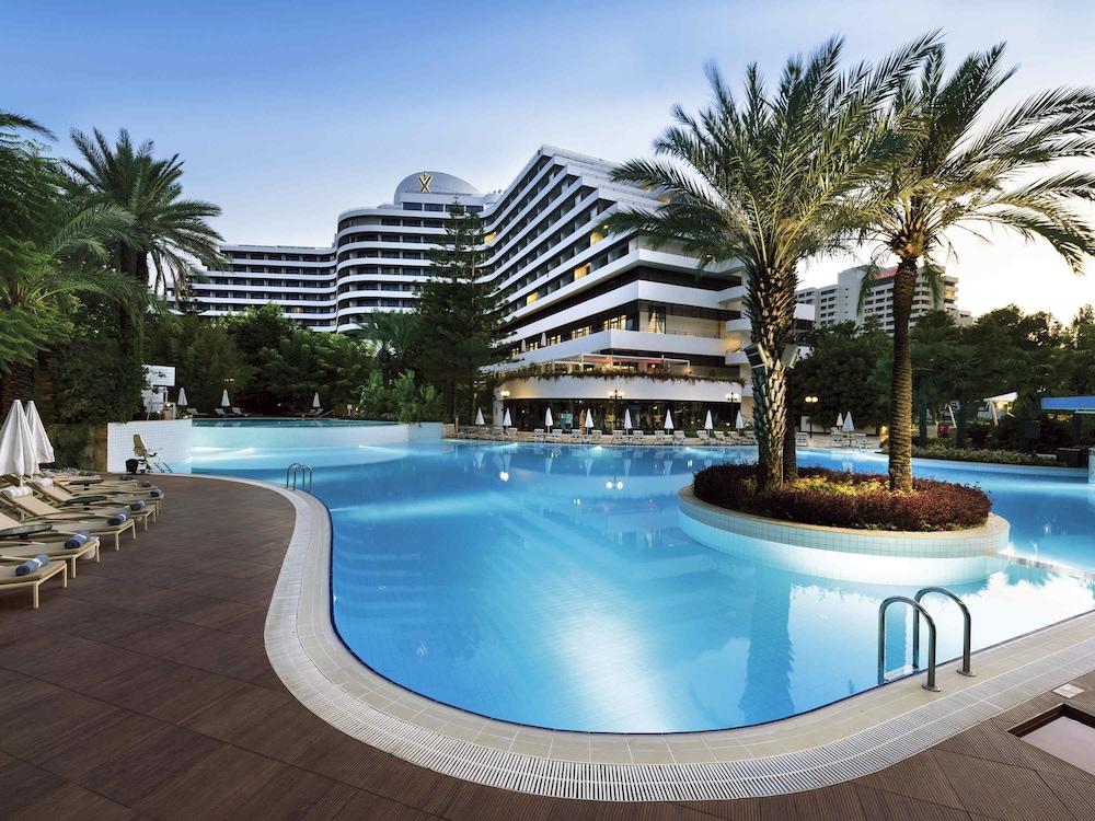 Rixos Downtown Antalya All Inclusive - The Land of Legends Access — Swimming pool in Antalya