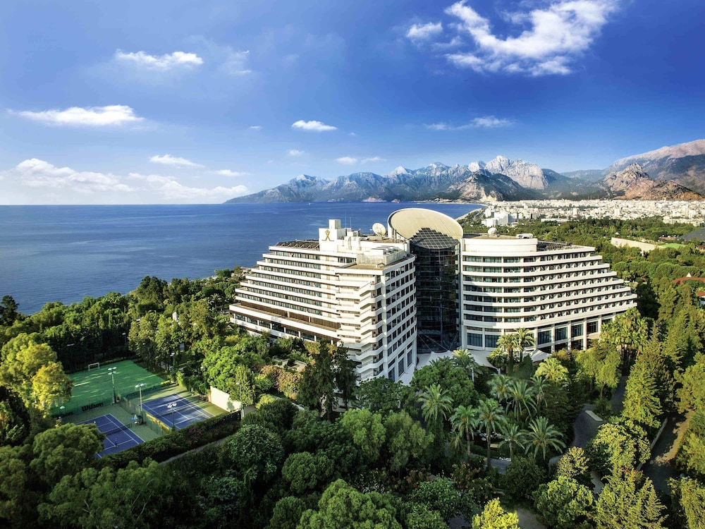 Rixos Downtown Antalya All Inclusive - The Land of Legends Access — Hotel building in Antalya