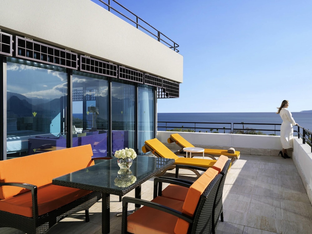 Rixos Downtown Antalya All Inclusive - The Land of Legends Access — Hotel building in Antalya