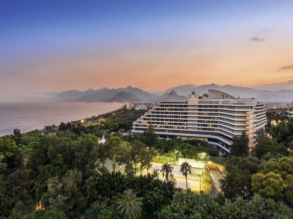 Rixos Downtown Antalya All Inclusive - The Land of Legends Access — Hotel building in Antalya