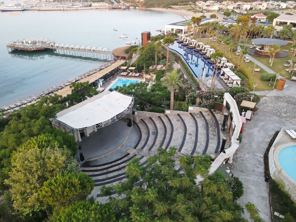 Laur Hotels Experience & Elegance — Hotel building in Didim, Aydin