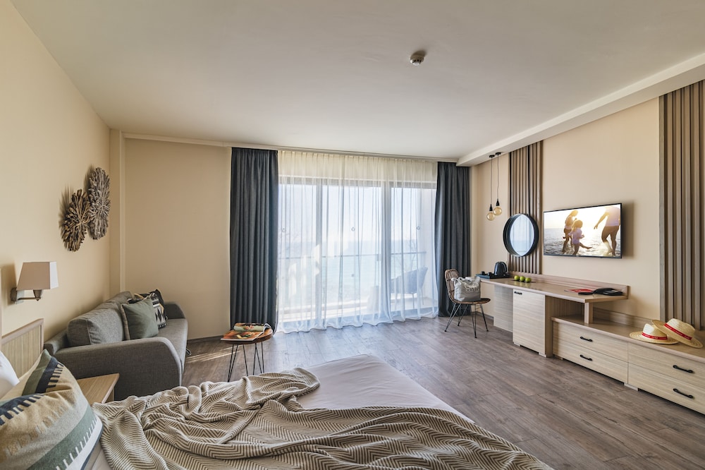 Grifid Hotel Vistamar - Ultra All Inclusive — Hotel rooms in Golden Sands, Varna Region