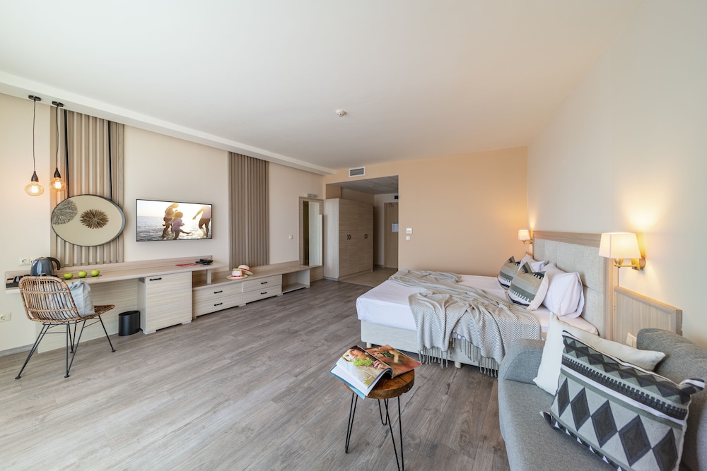 Grifid Hotel Vistamar - Ultra All Inclusive — Hotel rooms in Golden Sands, Varna Region