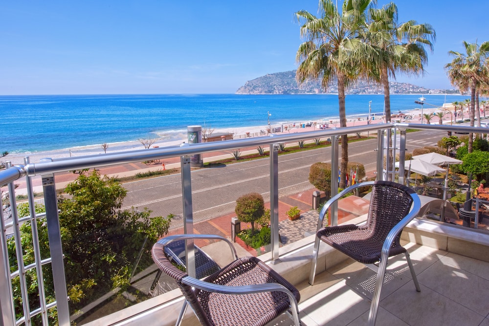 Monart City Hotel - All Inclusive — Beach in Alanya