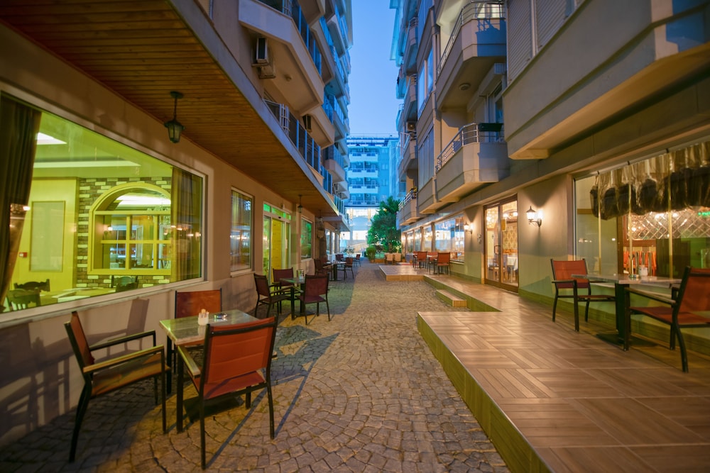 Monart City Hotel - All Inclusive — Restaurant & bars in Alanya