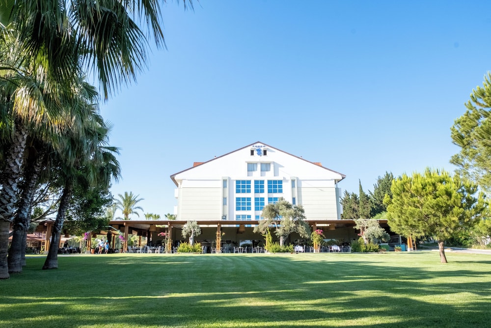 Sural Resort - All Inclusive — Hotel building in Side