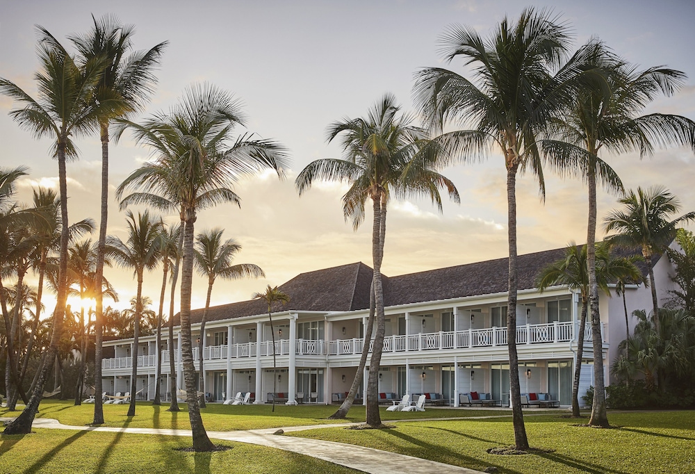 The Ocean Club, A Four Seasons Resort, Bahamas — Hotel building in Paradise Island, New Providence