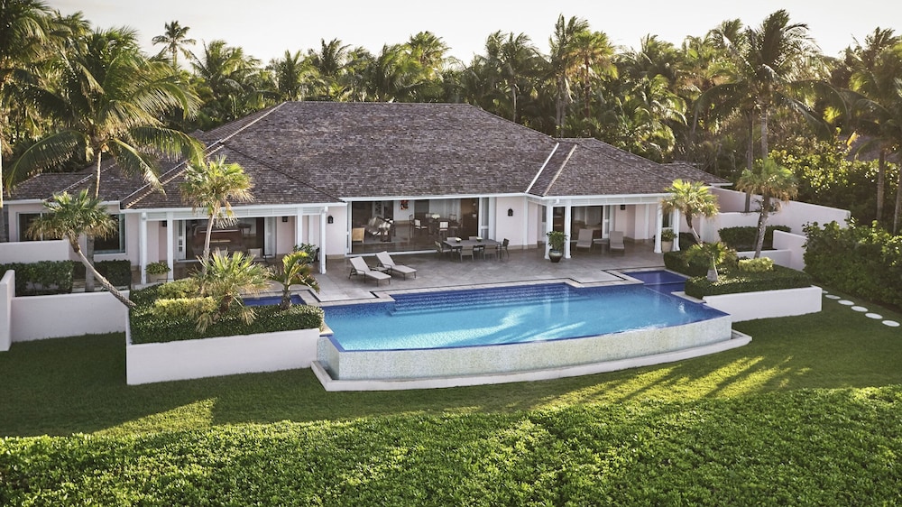 The Ocean Club, A Four Seasons Resort, Bahamas — Swimming pool in Paradise Island, New Providence