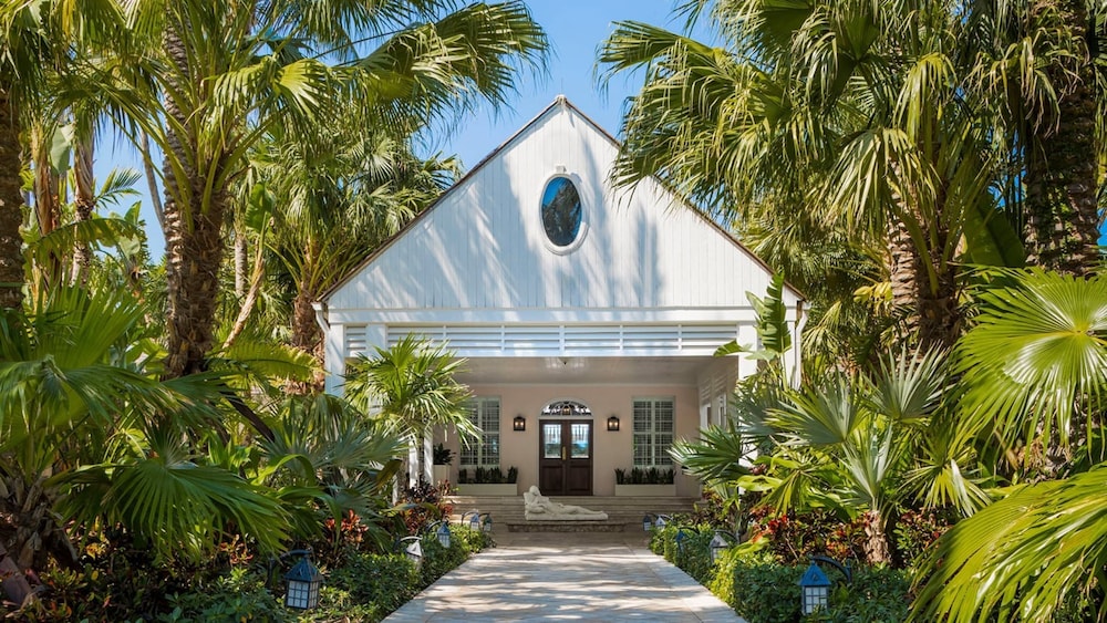 The Ocean Club, A Four Seasons Resort, Bahamas — Hotel building in Paradise Island, New Providence