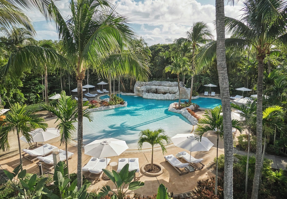 The Ocean Club, A Four Seasons Resort, Bahamas — Main photo in Paradise Island, New Providence